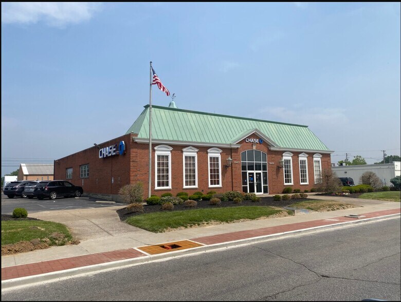 More Photos Of 10417 Watterson Trl, Louisville Bank For Lease