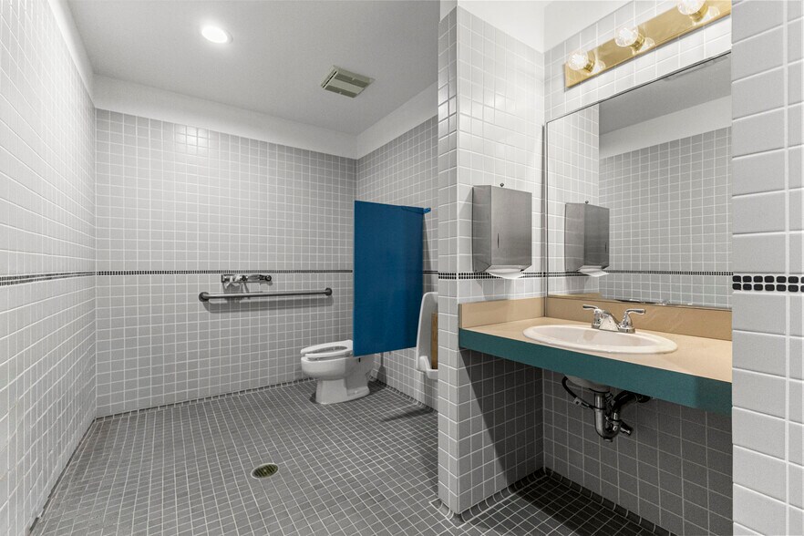 More Photos Of 15360 S Commerce Dr, Dearborn Office For Sale