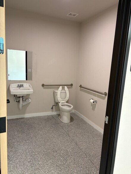 More Photos Of 720 S Bell Blvd, Cedar Park Warehouse For Lease