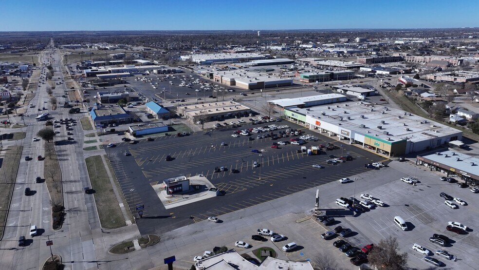 More Photos Of 2207-2255 W Main St, Norman Storefront For Lease