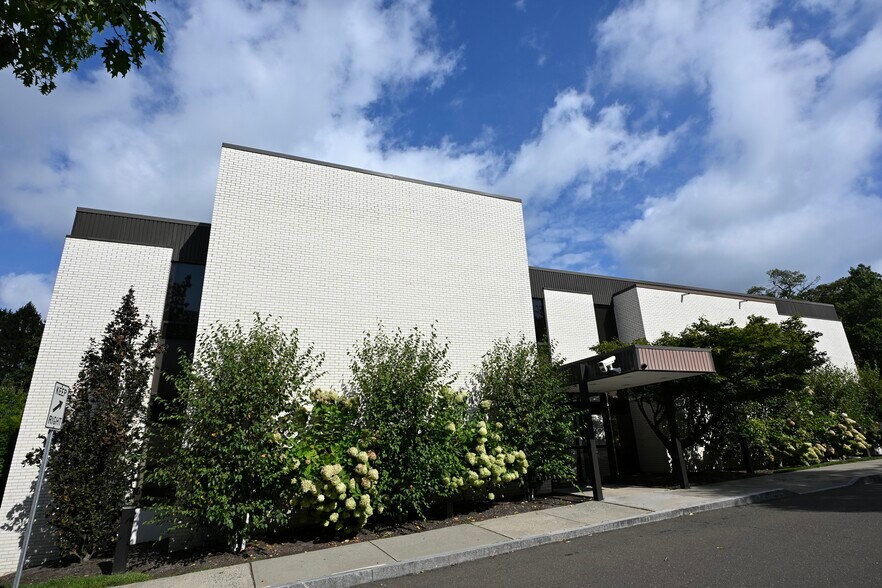 More Photos Of 4 Dearfield Dr, Greenwich Medical For Lease