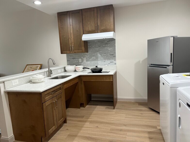 More Photos Of 6913 Pavilion Dr, Houston Assisted Living For Lease