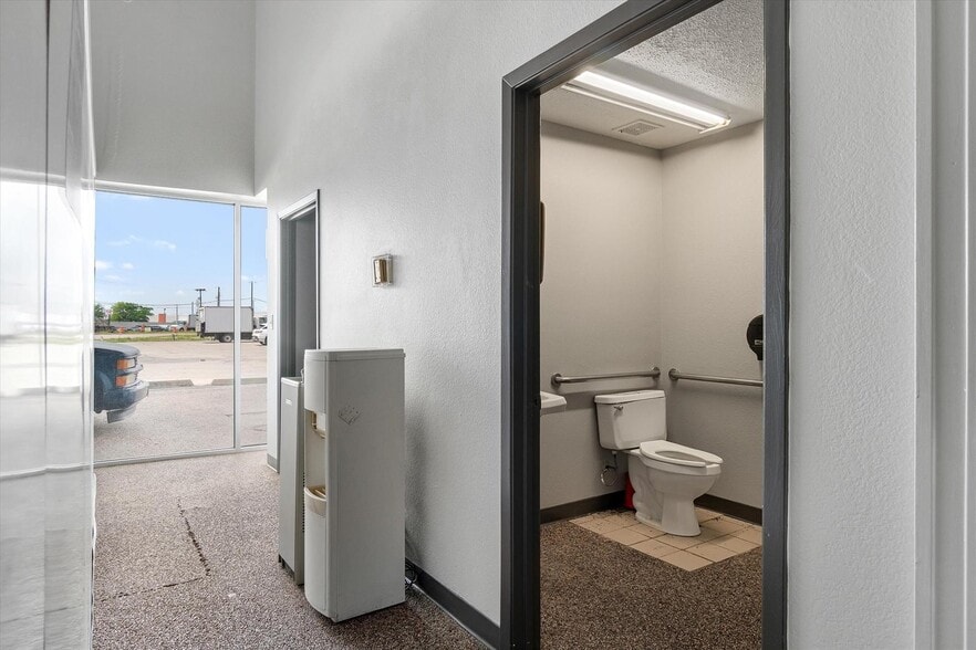 More Photos Of 1608 W Moore Ave, Terrell Auto Dealership For Sale