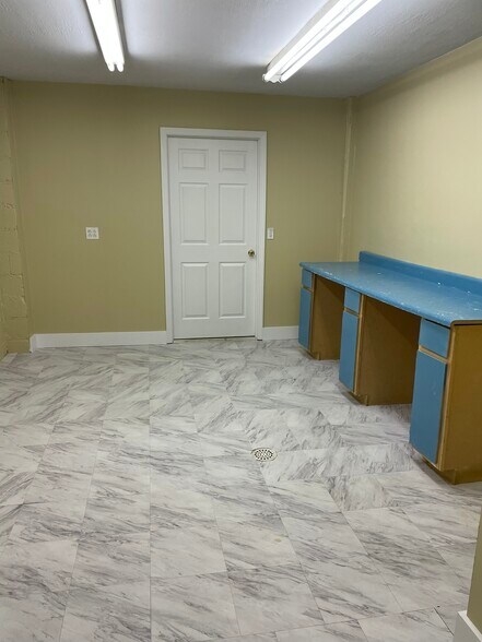 More Photos Of 304 Virginia Ave, Clarksville General Retail For Lease