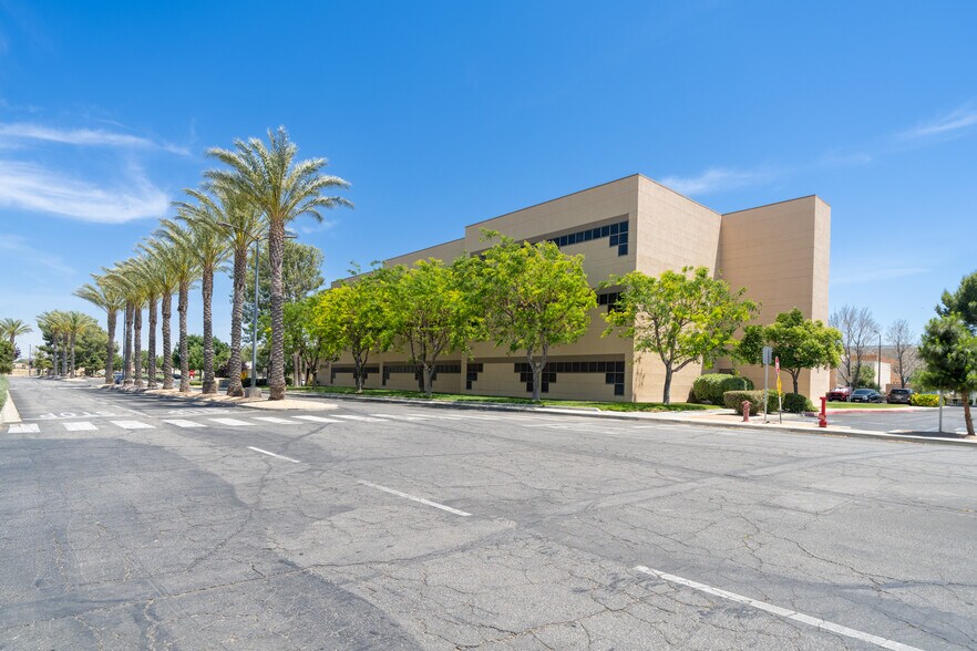 More Photos Of 44215 15th St W, Lancaster Medical For Sale