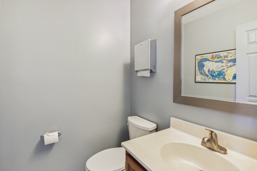 More Photos Of 10520 Warwick Ave, Fairfax Medical For Sale