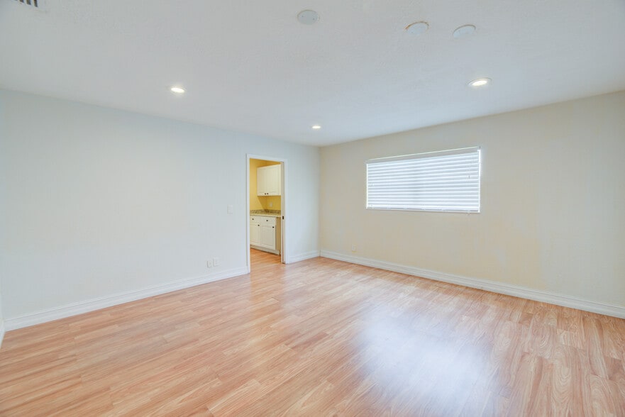 More Photos Of 359 10th St, West Palm Beach Storefront Retail Office For Sale