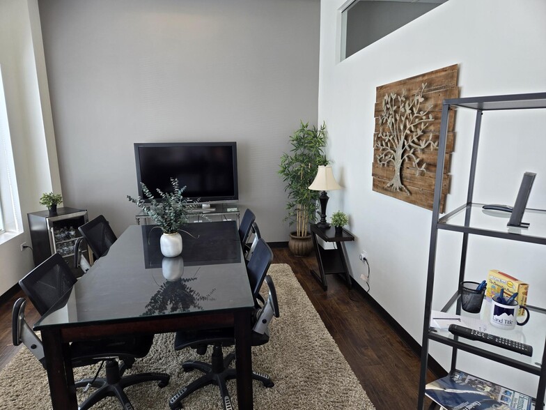 More Photos Of 621 Southpark Dr, Littleton Showroom For Sale