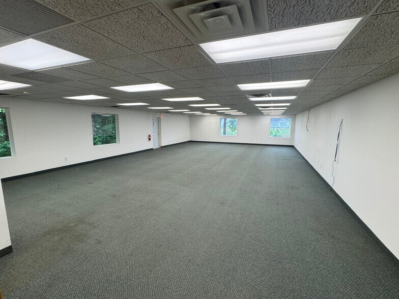 More Photos Of 5833 Pecan St, North Branch Office For Sale