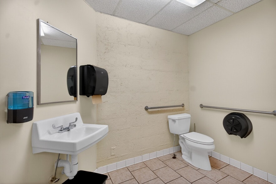 More Photos Of 316 N Lewis St, Lagrange Medical For Lease