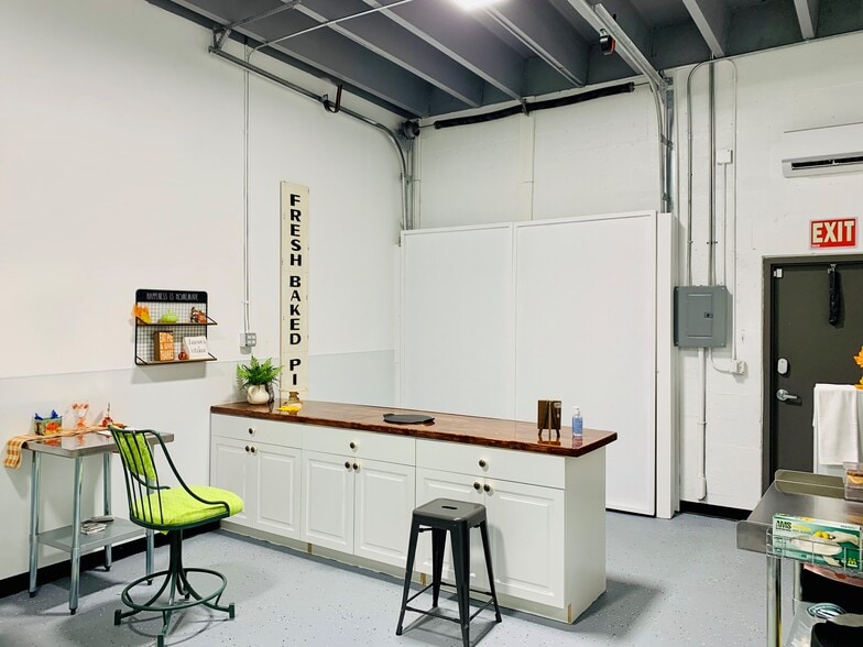 More Photos Of 1211 Okeechobee Rd, West Palm Beach Flex For Lease