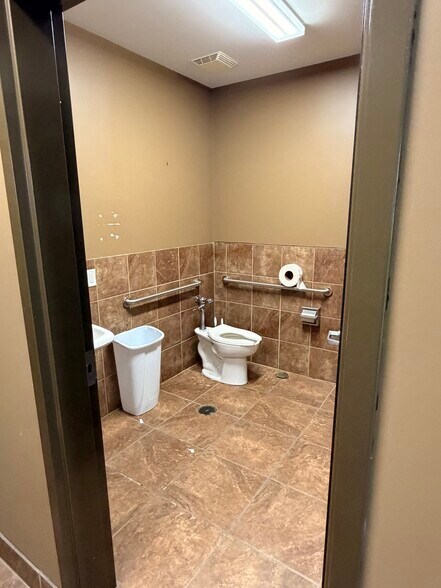 More Photos Of 572 Brewery Ln, Bourbonnais Distribution For Lease