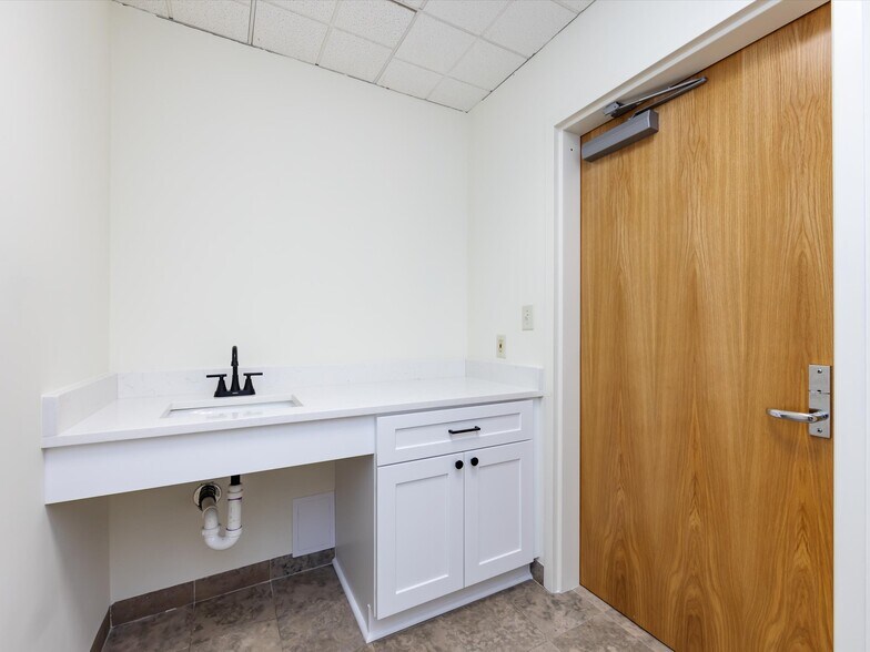 More Photos Of 1812 W Morehead St, Charlotte Office Residential For Lease
