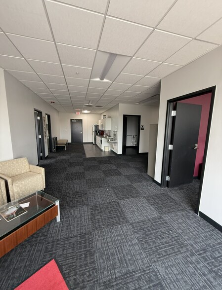 More Photos Of 400-440 N York Rd, Bensenville Warehouse For Lease