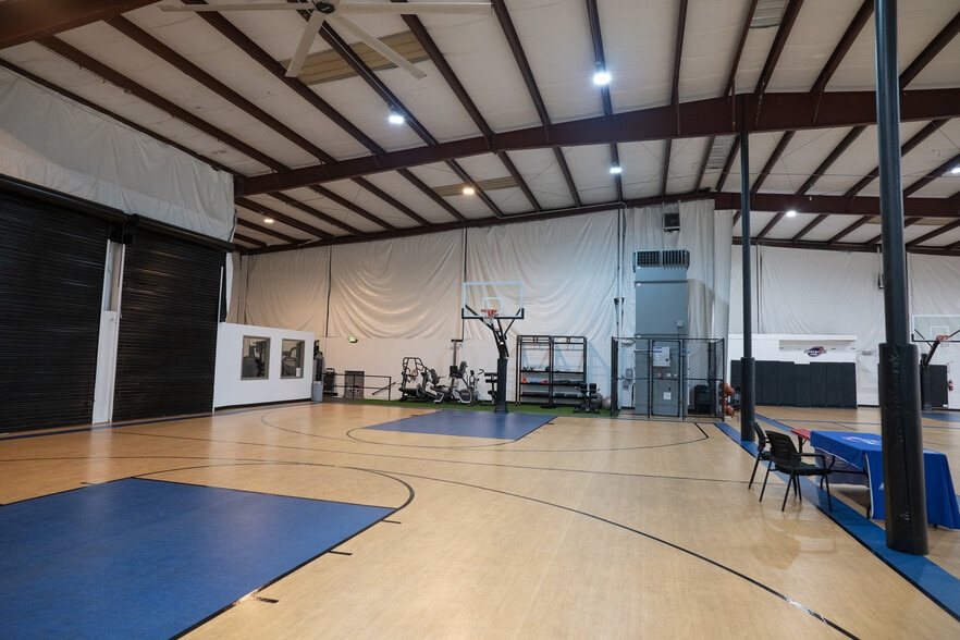 More Photos Of 9937 Race Track Rd, Tampa Manufacturing For Lease