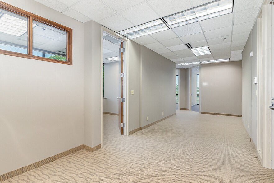 More Photos Of 941 Hillwind Rd NE, Minneapolis Medical For Lease