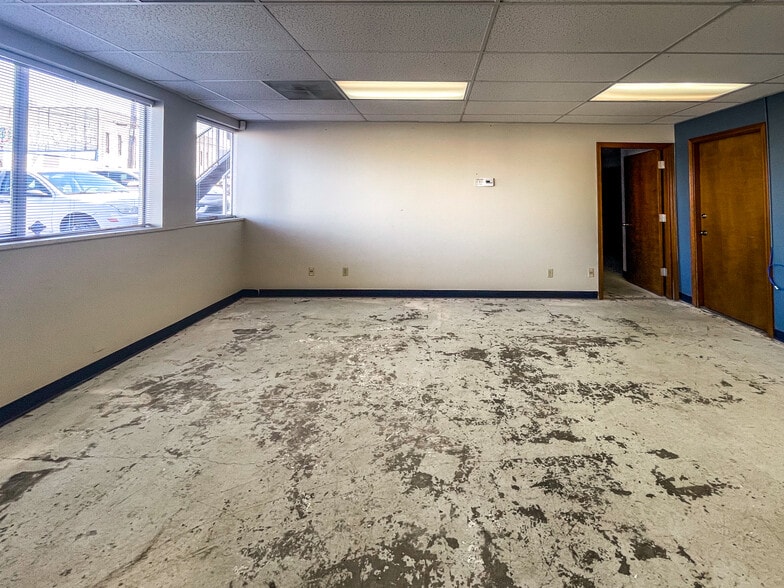 More Photos Of 4257 24th Ave W, Seattle Research And Development For Lease