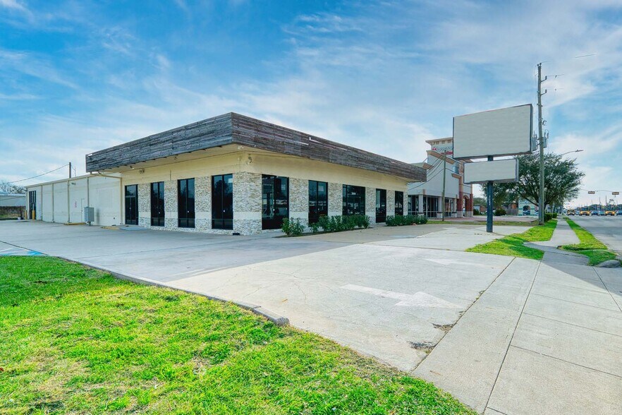 Primary Photo Of 13939 Westheimer Rd, Houston Flex For Sale
