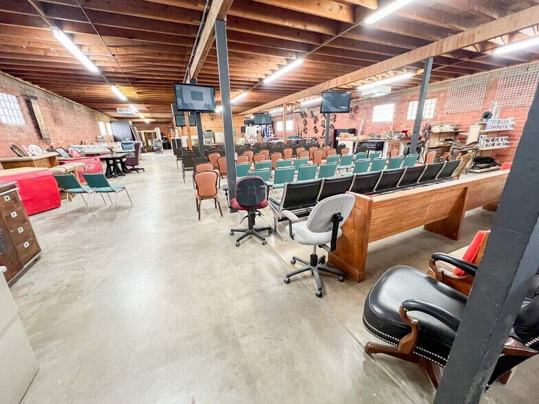 More Photos Of 1001-1009 W Industrial Ave, Midland Warehouse For Sale