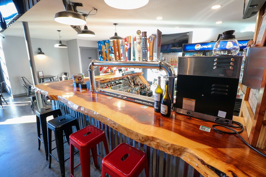 More Photos Of 775 N Front St, Coos Bay Bar For Sale