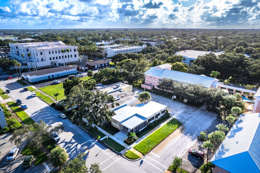 More Photos Of 2165 15th Ave, Vero Beach Office For Lease