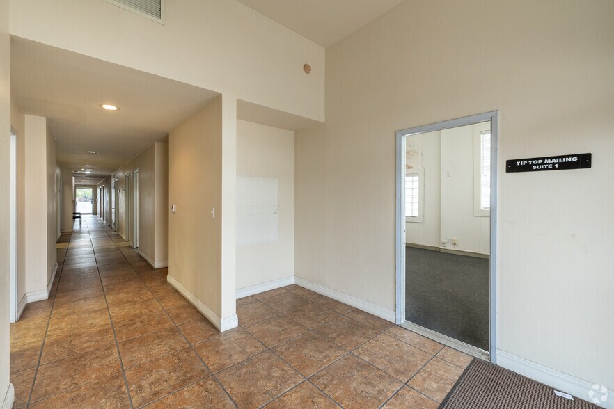More Photos Of 7540-7544 Balboa Blvd, Van Nuys Unknown For Lease