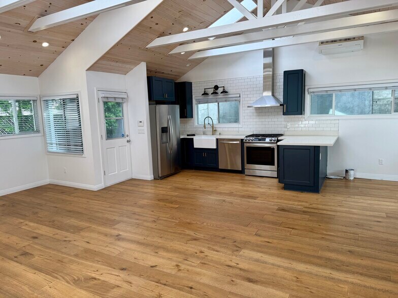 More Photos Of 798 Main St, Venice Storefront Retail Office For Lease