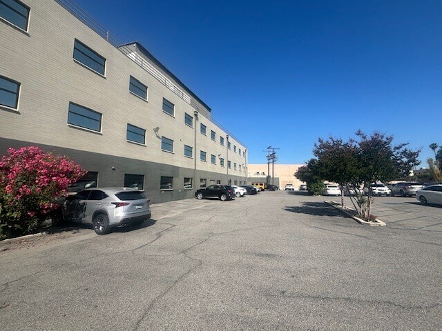 More Photos Of 18740 Ventura Blvd, Tarzana Medical For Lease