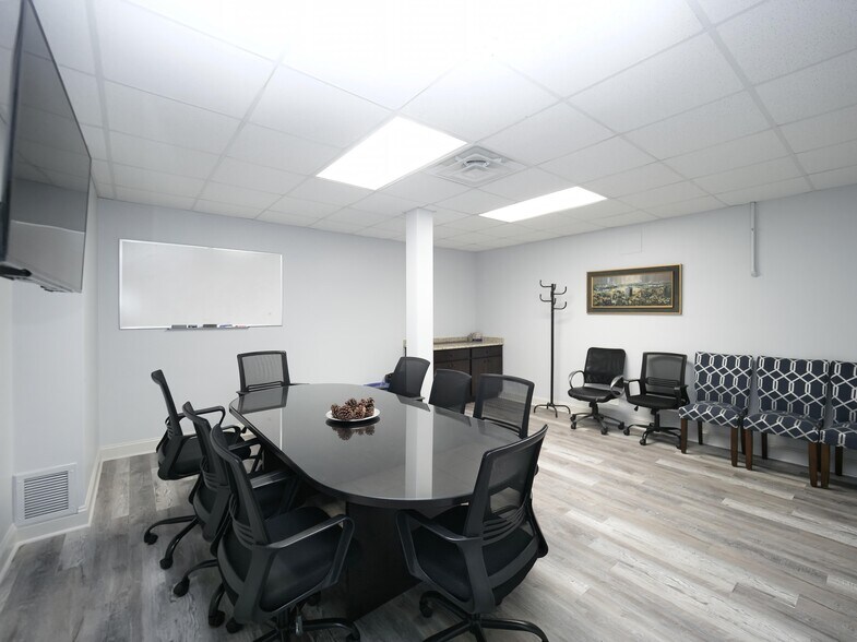 More Photos Of 7300 N Cicero Ave, Lincolnwood Loft Creative Space For Sale