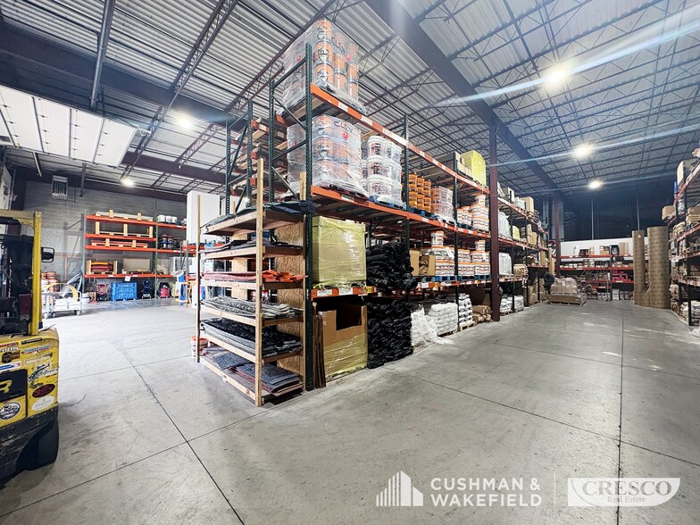 More Photos Of 7941-7951 Granger Rd, Valley View Service For Lease