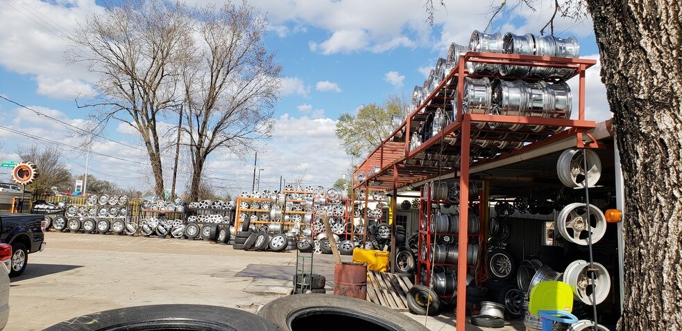 More Photos Of 9024 Eastex Fwy, Houston Auto Repair For Sale