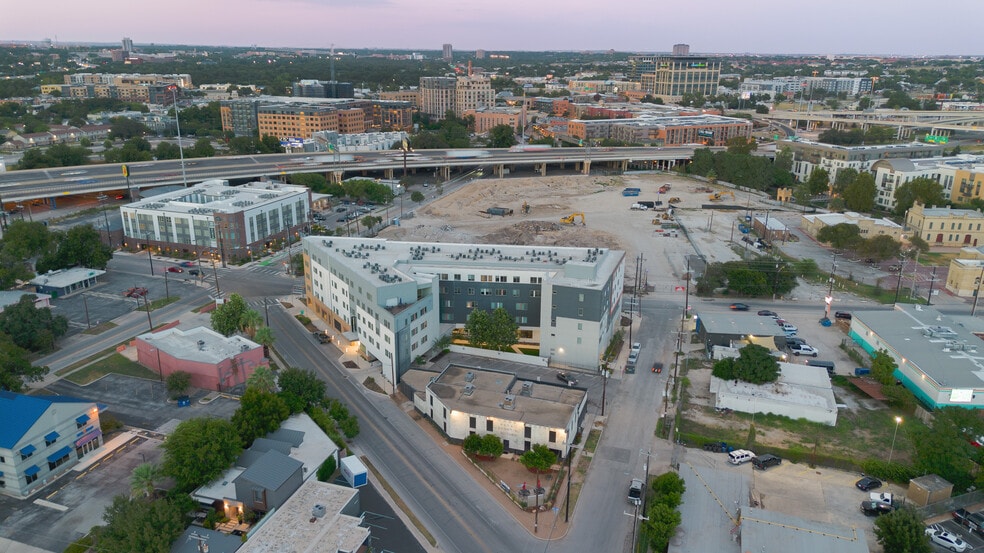 More Photos Of 915 Dallas St, San Antonio Flex For Lease