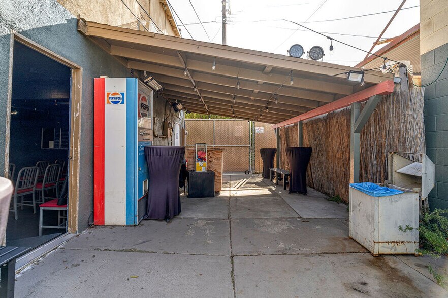 More Photos Of 2200 W Burbank Blvd, Burbank Storefront Retail Office For Sale