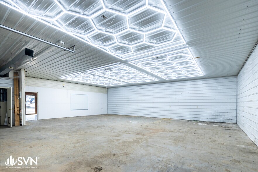 More Photos Of 508 S 3rd St, Danville Showroom For Lease