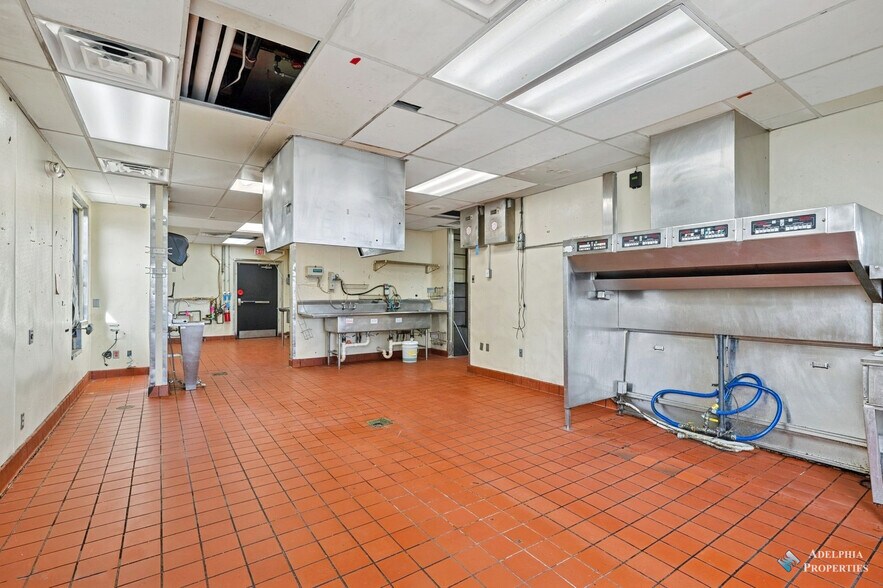 More Photos Of 6945 75th St, Kenosha Fast Food For Lease