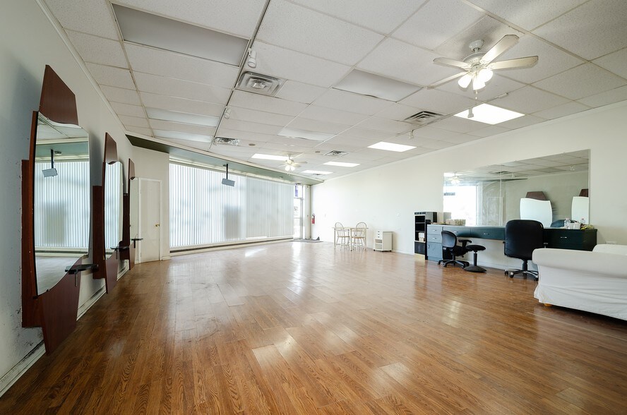 More Photos Of 9517-9519 N Milwaukee Ave, Niles Unknown For Lease