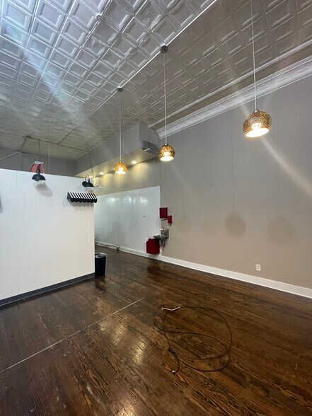 More Photos Of 522 S Main St, Elkhart Storefront Retail Residential For Lease