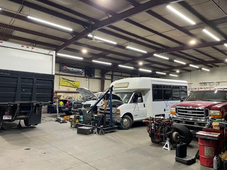 More Photos Of 700 Griffith Rd, Charlotte Service For Lease