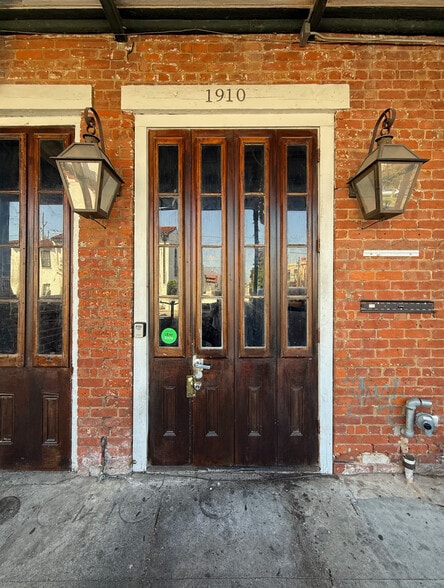 Primary Photo Of 1910 Magazine St, New Orleans Storefront Retail Residential For Lease