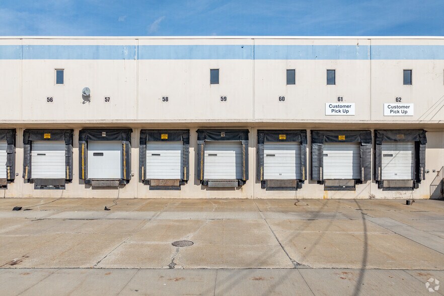 More Photos Of 23371 Aurora Rd, Bedford Warehouse For Lease