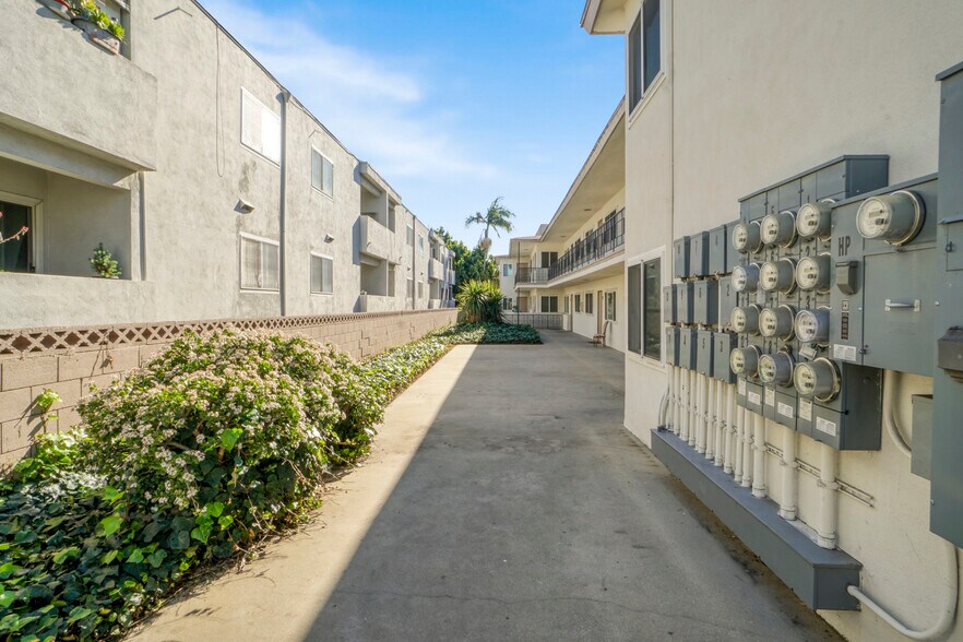 More Photos Of 212 E Tamarack Ave, Inglewood Apartments For Sale