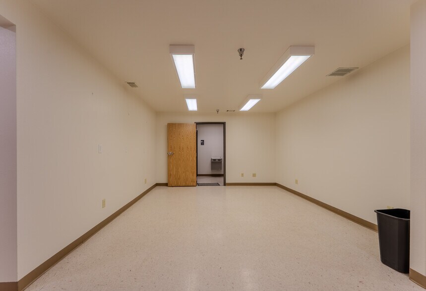 More Photos Of 890 N 2nd St, Lander Office For Sale