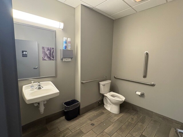 More Photos Of 311 N Kinzie Ave, Bradley Office For Lease