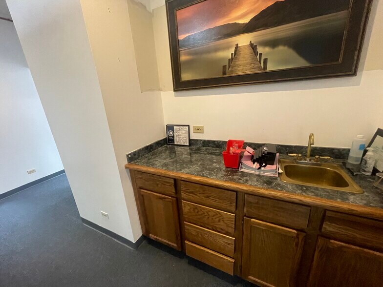 More Photos Of 105-115 S Grove Ave, Elgin Medical For Lease