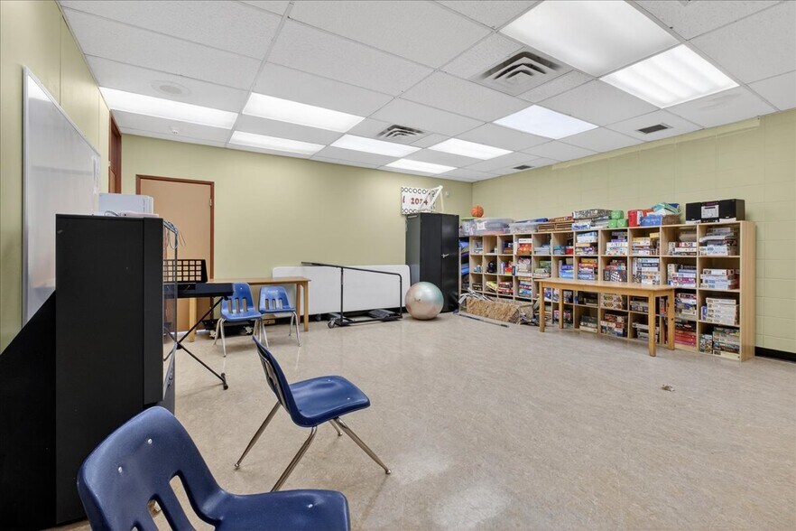 More Photos Of 11831 123 St NW, Edmonton Office For Sale