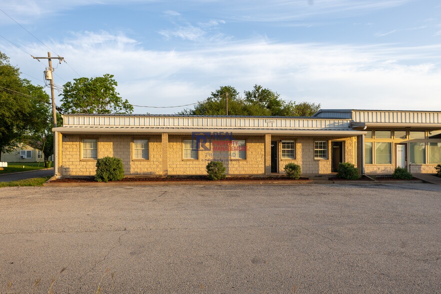 More Photos Of 1201 Barnard Street, Glen Rose Office For Lease