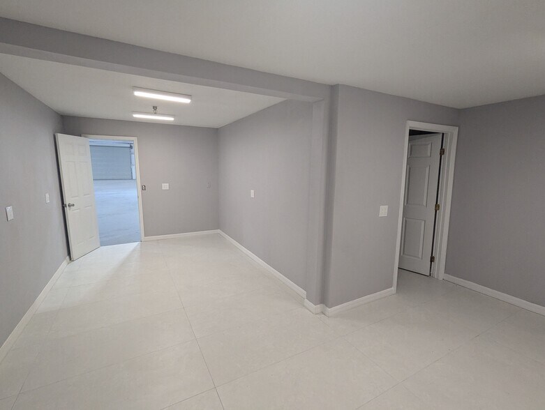 More Photos Of 120 Pinckney St, Oldsmar Warehouse For Lease