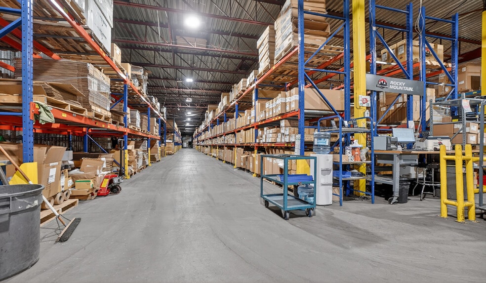 More Photos Of 260 Rue Lord, Napierville Manufacturing For Sale