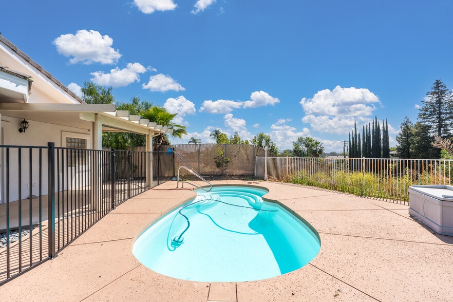 More Photos Of 12908 South Ln, Redlands Healthcare For Sale