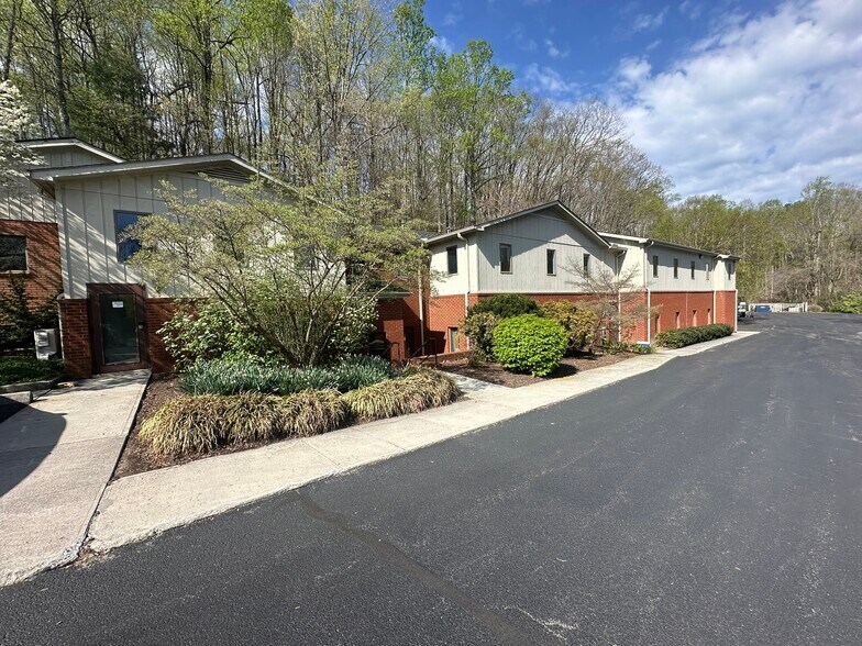 More Photos Of 2206 S Main St, Blacksburg Office For Sale